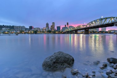 Portland manzarası alacakaranlıkta Willamette Nehri