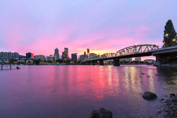 在俄勒冈州的波特兰市天际的粉红色日落 — 图库照片