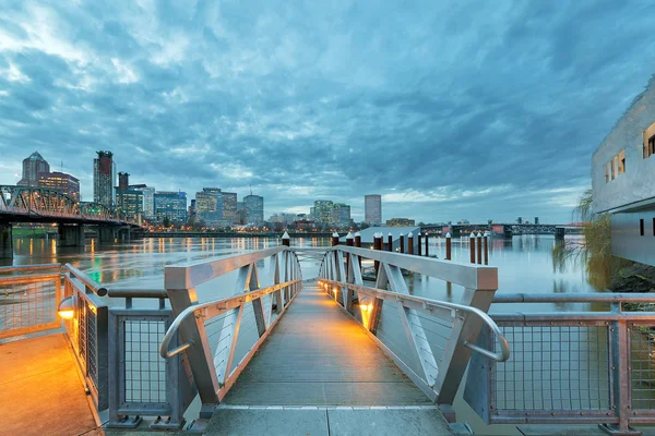 Portland Skyline a lo largo del río Willamette por el muelle —  Fotos de Stock