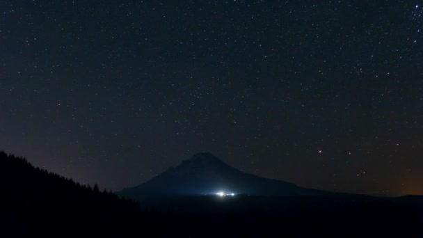 Hızlandırılmış film Perseid Meteor duş bitti Mount Hood Trillium Gölü'nün hükümet Camp Oregon Ağustos yaz 2015 1080 p zaman. — Stok video
