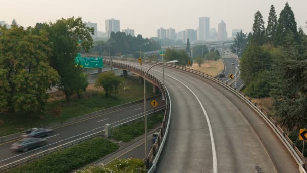 Ultra alta definición 4k Time Lapse Película de tráfico de autopistas con Downtown City Skyline de Portland Oregon en un día nebuloso de incendios forestales 4096x2304 — Vídeos de Stock