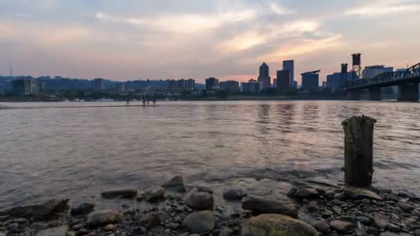 Film ultra haute définition 4k Time Lapse de coucher de soleil coloré sur le centre-ville Skyline Ville de Portland Oregon 4096x2304 — Video