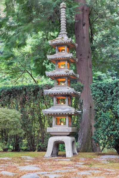 Lanterna de pedra alta no jardim japonês — Fotografia de Stock