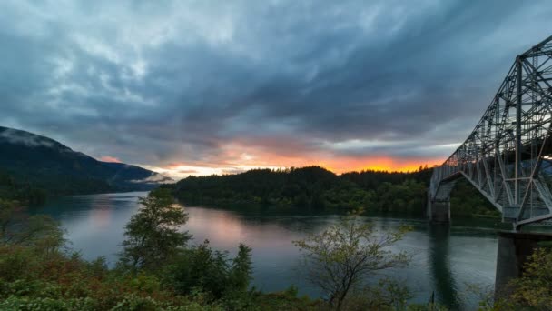 Ultra alta definizione Uhd 4K Time Lapse movimento nubi drammatiche e colorato tramonto lungo la gola del fiume Columbia in Oregon Portl all'ora blu 4096 x 2304 — Video Stock