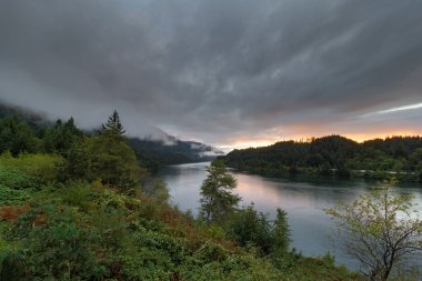 Gün batımında Columbia Nehri üzerinde alçak bulutlar