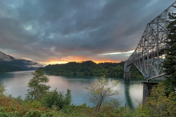 Ultra High Definition UHD 4k Aika raukeaa dramaattinen pilvet liikkeen ja värikäs auringonlasku pitkin Columbia River Gorge Portland Oregon Blue Hour — kuvapankkivalokuva