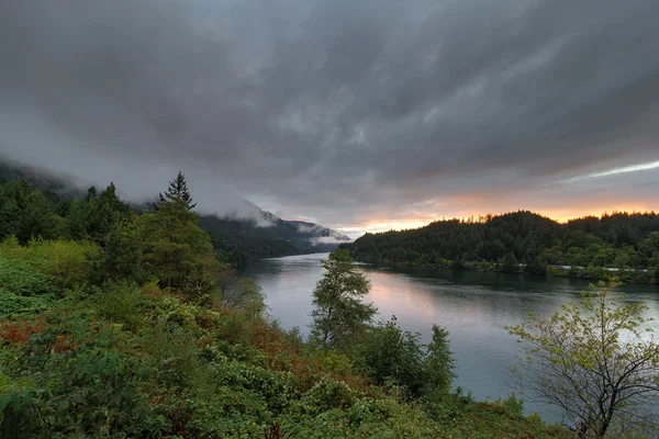 Nubes bajas sobre el río Columbia al atardecer — Foto de Stock
