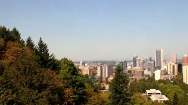 Cityscape ve Portland Oregon gündüz peyzaj üzerinde yüksek tanımlı film havadan görünümü içinde erken sonbahar sezonu 1080 p sonbahar