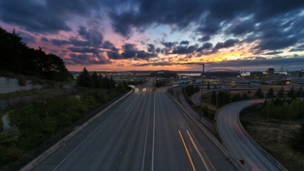 Ultra High Definition 4k tijd Lapse film van lange blootstelling Freeway verkeer Over Cityscape van Seattle Washington bij kleurrijke zonsondergang 4096 x 2304 — Stockvideo