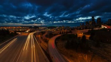 Ultra yüksek çözünürlüklü Uhd 4k zaman atlamalı film uzun pozlama otoyol trafik ve hareketli Seattle Washington Cityscape batımında mavi saat 4096 x 2304 bulutlar