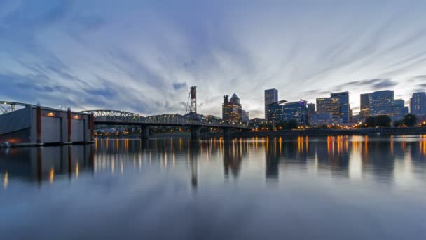 UHD 4k Timelapse de nubes y la puesta de sol en la hora azul en el horizonte de la ciudad y el puente de Hawthorne en Portland Oregon a lo largo del río Willamette 4096 x 2304 — Vídeos de Stock