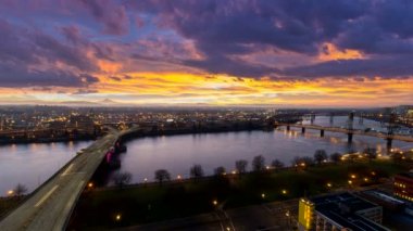 Şehir şehir Portland Oregon boyunca Willamette Nehri bir sabah erken Uhd üzerinden zaman atlamalı film renkli gündoğumu ve trafik ışığı ultra yüksek çözünürlüklü 4k rotaları