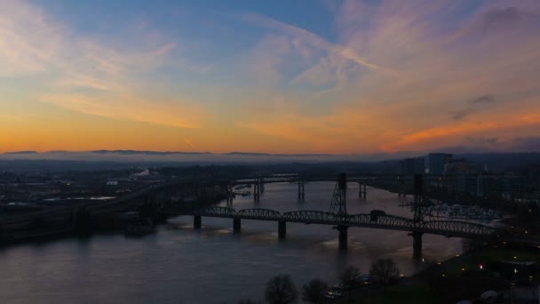 Ultra alta definición 4k Time Lapse Película de colorido amanecer y tráfico sobre el centro de la ciudad de Portland Oregon con puentes a través del río Willamette una madrugada 4096x2304 — Vídeo de stock