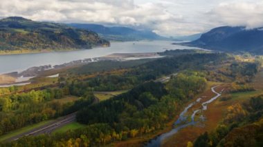 Zaman atlamalı film beyaz bulutlar Columbia River Gorge ve otoyol 84 otoyol trafik Güz sezon erken Portland Oregon