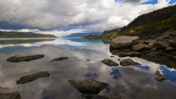 UHD 4k Time Lapse of Clouds e Sky Over Columbia River Gorge ao longo da rodovia 84 em Portland Oregon 4096x2304 — Vídeo de Stock