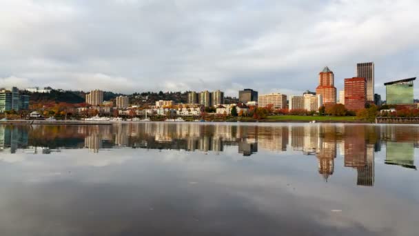 Lapso de tempo de nuvens e águas claras crocante reflexão do horizonte da cidade do centro da cidade de Portland Oregon ao longo do Rio Willamette — Vídeo de Stock