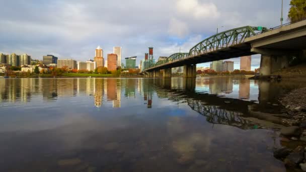 Uhd idő telik film a felhők és a kék ég, szép ropogós tiszta víz elmélkedés felett város Portland Oregon és Hawthorne híd mentén Willamette folyó őszi szezon 4096 x betű 2304 mozgó — Stock videók