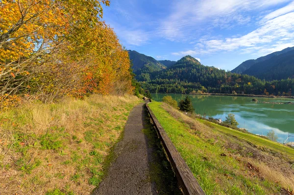 Vandringsled längs Columbiafloden — Stockfoto