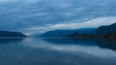 Zaman atlamalı bulutlar ile su yansıma Columbia River Gorge ve güzel mavi saat 4k uhd itibariyle 84 karayolu boyunca