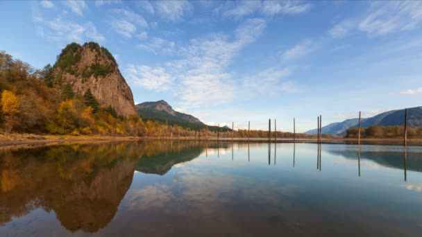 UHD Time lapse of Clouds and Blue Sky Over Beacon Rock along Columbia River Gorge un jour d'automne — Video