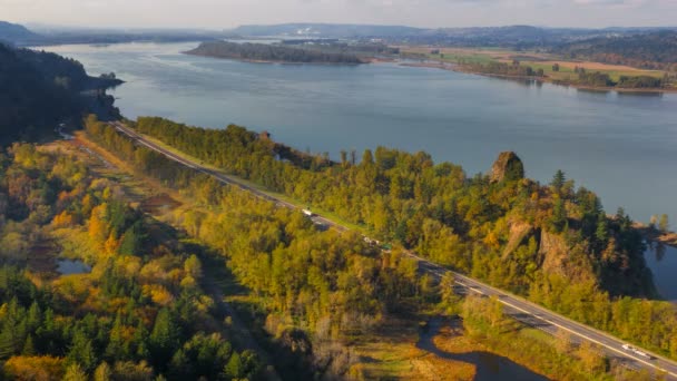 Film temporel sur les nuages et l'ombre du soleil le long de la Columbia River Gorge Highway 84 à l'automne coloré Saison 4k UHD 4096x2304 