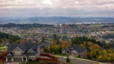 Zaman atlamalı film kalın hareketli bulutlar ve güneş ışınları Happy Valley renkli sonbahar sonbahar sezonu konut evleri manzara Oregon şehir içinde