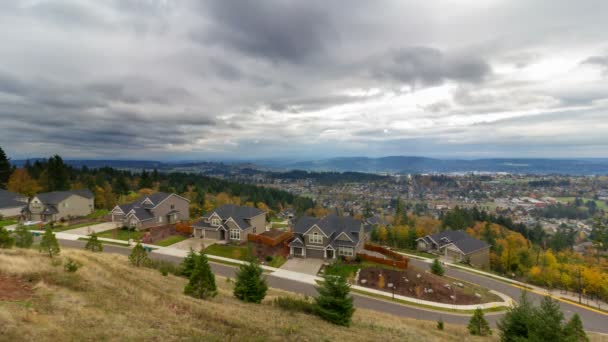 UHD 4k fırtınalı bulutlar ve gökyüzü hızlandırılmış konut evleri mutlu Vadisi Oregon üzerinde renkli sonbahar sonbahar sezonunda 4096 x 2304 kez — Stok video