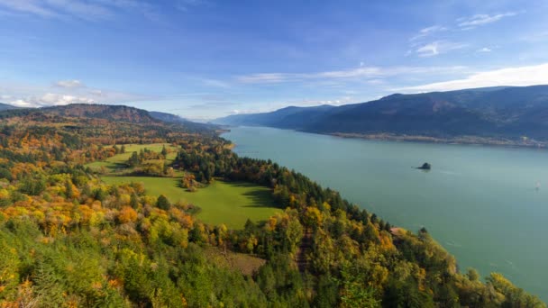 UHD 4k tiempo película de lapso de mover las nubes y cielo azul sobre la garganta del Río Columbia desde punto de vista de cuerno del cabo en el estado de Washington durante la temporada de Otoño colorido — Vídeo de stock