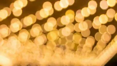 Ultra yüksek çözünürlüklü 4k Timelapse tavan Vintage seçim çerçevesi yanıp sönen filminin odak konser salonu dışında Bokeh ışıklar