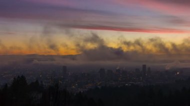 UHD zaman Laspe film kalın haddeleme sis ve şehir şehir Portland Oregon ve kar kaplı mt. Hood 4096 x 2304 kış sezonunda renkli gündoğumu adlı bir erken sabah üzerinde alçak bulutlar