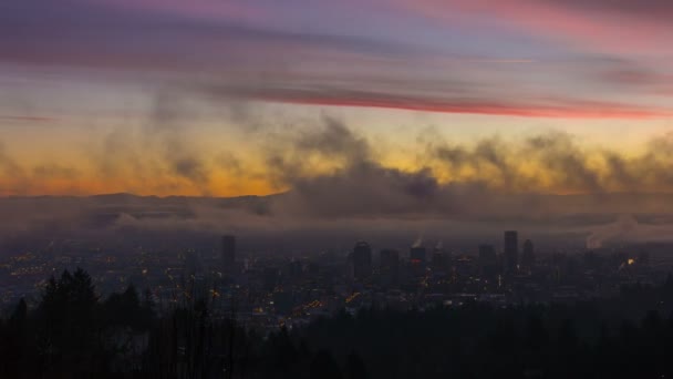 Vastag guruló köd és alacsony felhők City downtown Portland Oregon és a hó fedett mt. Hood egy kora reggeli téli szezonban 4096 x betű 2304 színes napkeltekor Uhd idő Laspe film — Stock videók