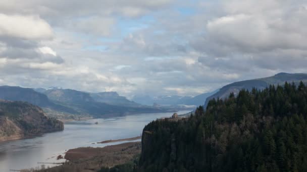 UHD 4k Time Lapse of White Moving Clouds Over Columbia River Gorge with view of Crown Point and Beacon Rock from Women 's Forum State Scenic Viewpoint — Vídeo de stock