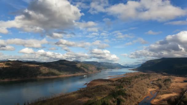 UHD 4k Time Lapse Film de nuages blancs se déplaçant rapidement sur les gorges du fleuve Columbia à Portland en Oregon un après-midi d'hiver — Video
