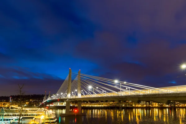 Light Trails on Tilikum Crossing at Blue Hour — Stock Photo, Image