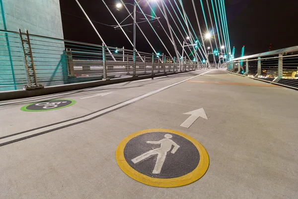 Fietsers en voetgangers rijstroken op Tilikum kruising brug — Stockfoto