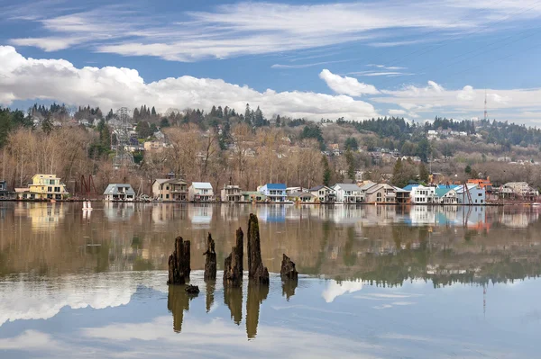 Maisons flottantes le long de la rivière Willamette — Photo