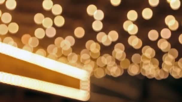 Högupplöst film av blinkande ofokuserad suddig bokeh concert hall theater lampor på broadway längs en underhållning gatan 1080 p — Stockvideo
