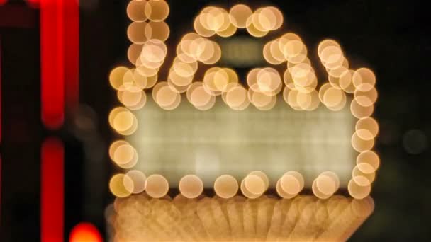 High-Definition-Film des Blinkens aus dem Fokus verschwommen Bokeh Konzertsaal Theater Lichter auf dem Breitweg entlang einer Vergnügungsstraße — Stockvideo