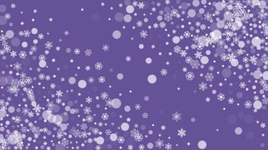 Ultra mor kar ile kaplı kar taneleri sınırı. Yeni yıl arkaplanı. Hediye kuponları, kuponlar, reklamlar, parti etkinlikleri için kış çerçevesi. Noel modasına uygun bir geçmiş. Kar tanesi sınırlı bayram afişi