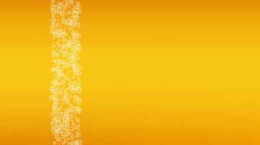 Gerçekçi baloncuklu bira arka planı. Restoran menüsü tasarımı, afişler ve afişler için güzel bir içecek. Beyaz köpüklü sarı yatay bira arka planı. Bira fabrikası tasarımı için soğuk bir bardak bira..