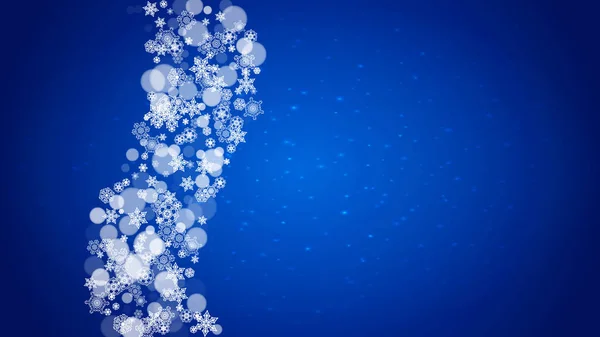 輝く青い水平線の背景に冷たい雪のフレークと新年のフレーム クリスマスとお正月のギフト券 バナー チラシ 販売オファー イベント招待状のフレーム — ストックベクタ