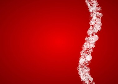 Kırmızı arka planda Noel kar taneleri. Noel Baba renkleri. Kış afişi için yatay çerçeve, hediye kuponu, kupon, reklamlar, Noel kar taneli parti etkinlikleri. Tatil kutlaması için kar yağıyor.