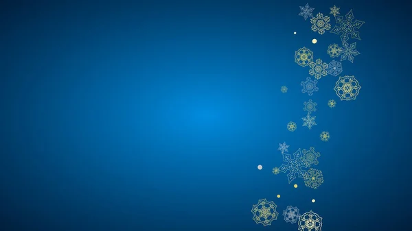 青い背景に金の雪の結晶を持つ新年のフレーム ギフト券 バナー チラシ 販売オファー イベント招待状のための水平クリスマスと新年のフレーム キラキラと輝く雪 — ストックベクタ