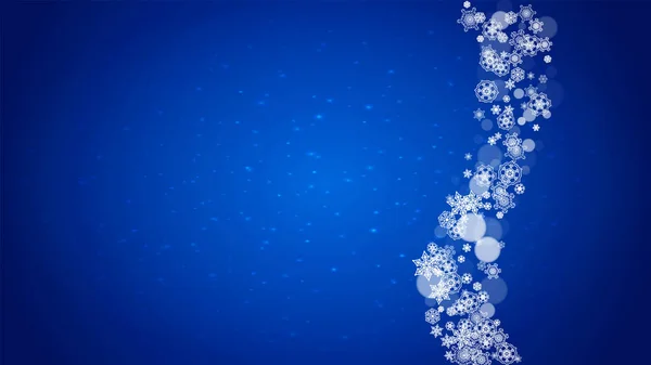 キラキラと青の背景に雪が降るクリスマスフレーム バナー ギフトカード パーティー招待状や特別なビジネスオファーのための白い霜の雪の結晶と水平クリスマスフレーム — ストックベクタ