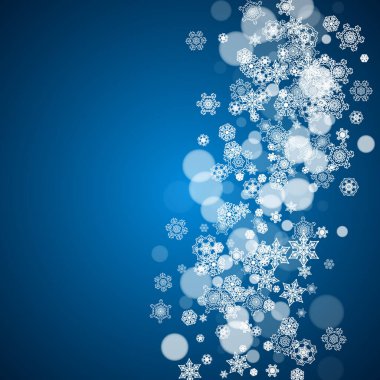 Noel ve yeni yıl kutlamaları için beyaz kar taneleriyle kışın sınırı. Tatil sınırı mavi arka planda afişler, hediye kuponları, kuponlar, reklamlar, parti etkinlikleri için. Düşen soğuk kar taneleri.