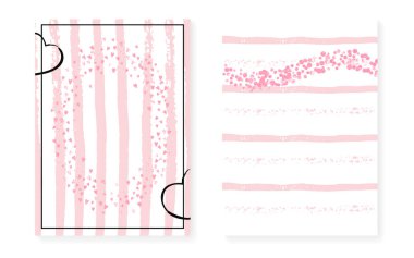 Noktalı ve pullu bir düğün. Üzerinde pembe simli konfeti olan bir düğün davetiyesi. Dikey çizgili arka plan. Parti için geçmişe dönük düğün, olay, tarih ilanını kaydet.