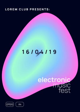 Müzik festivali. Akışkan holografik gradyan şekil ve çizgi. Elektronik ses. Gece dansı yaşam tarzı tatili. Geometrik tekno şov dergisi düzeni. Yaz posteri ve müzik festivali broşürü.