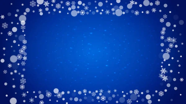 圣诞框架 蓝色背景上飘落着雪 闪烁着火花 水平圣诞框架 白色霜冻雪片做横幅 派对邀请函和特价商品 — 图库矢量图片
