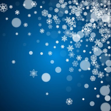 Noel ve yeni yıl kutlamaları için beyaz kar taneleriyle kışın sınırı. Tatil sınırı mavi arka planda afişler, hediye kuponları, kuponlar, reklamlar, parti etkinlikleri için. Düşen soğuk kar taneleri.