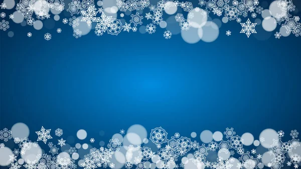 青い背景に雪が降るクリスマスのフレーム バナー ギフトカード パーティー招待状や特別なビジネスオファーのための白い霜の雪の結晶と水平メリークリスマスフレーム — ストックベクタ
